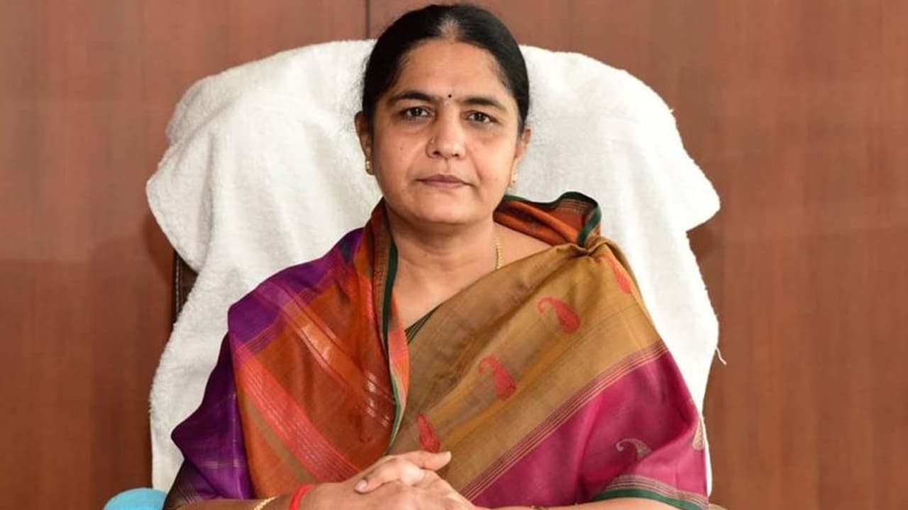 BRS MLA: ఆ బీఆర్ఎస్ ఎమ్మెల్యేలు కాంగ్రెస్లోకి వెళ్లుతారా? ఎమ్మెల్యే సునీత లక్ష్మా రెడ్డి రియాక్షన్ BRS MLA: ఆ బీఆర్ఎస్ ఎమ్మెల్యేలు కాంగ్రెస్లోకి వెళ్లుతారా? ఎమ్మెల్యే సునీత లక్ష్మా రెడ్డి రియాక్షన్