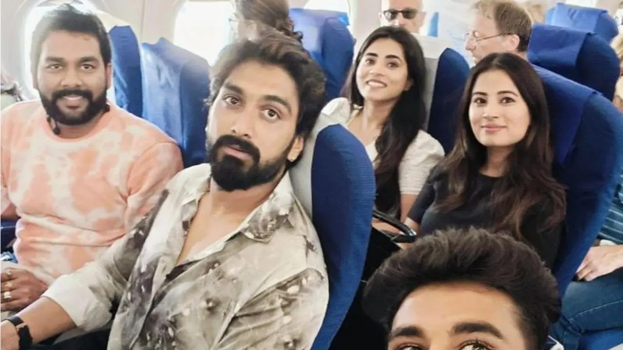 ಸಂತೋಷಂ ಅವಾರ್ಡ್ಸ್ ಅವಾಂತರ; ಬೆಂಗಳೂರಿಗೆ ವಾಪಸ್ ಹೊರಟ ಸ್ಯಾಂಡಲ್ವುಡ್ ತಾರೆಯರು ಸಂತೋಷಂ ಅವಾರ್ಡ್ಸ್ ಅವಾಂತರ; ಬೆಂಗಳೂರಿಗೆ ವಾಪಸ್ ಹೊರಟ ಸ್ಯಾಂಡಲ್ವುಡ್ ತಾರೆಯರು