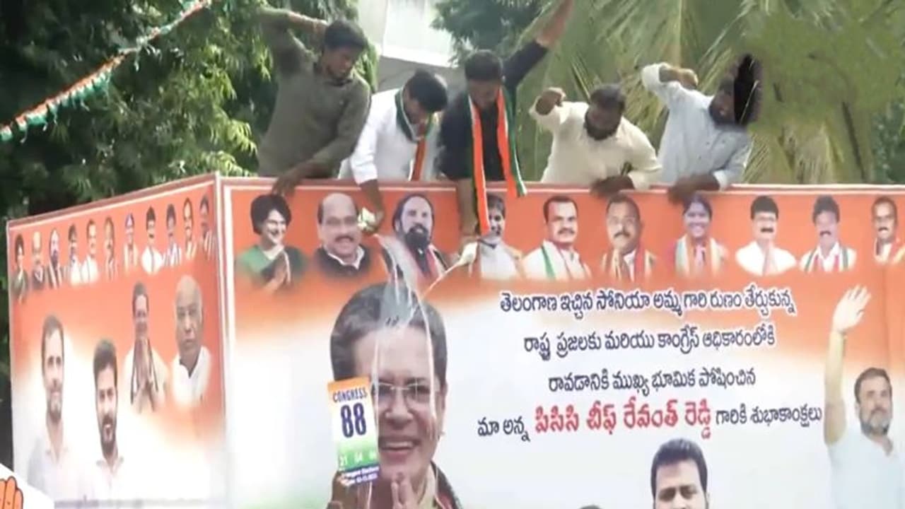 Telangana Assembly Election Results 2023: సోనియా గాంధీకి పాలాభిషేకం.. తెలంగాణలో మిన్నంటిన కాంగ్రెస్ సంబరాలు Telangana Assembly Election Results 2023: సోనియా గాంధీకి పాలాభిషేకం.. తెలంగాణలో మిన్నంటిన కాంగ్రెస్ సంబరాలు