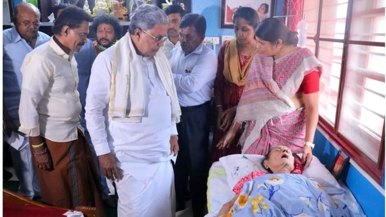 ಹಿರಿಯ ನಟಿ ಲೀಲಾವತಿ ಅನಾರೋಗ್ಯ; ನಟಿ ನಿವಾಸಕ್ಕೆ ಸಿಎಂ ಸಿದ್ದರಾಮಯ್ಯ ಭೇಟಿ ಹಿರಿಯ ನಟಿ ಲೀಲಾವತಿ ಅನಾರೋಗ್ಯ; ನಟಿ ನಿವಾಸಕ್ಕೆ ಸಿಎಂ ಸಿದ್ದರಾಮಯ್ಯ ಭೇಟಿ