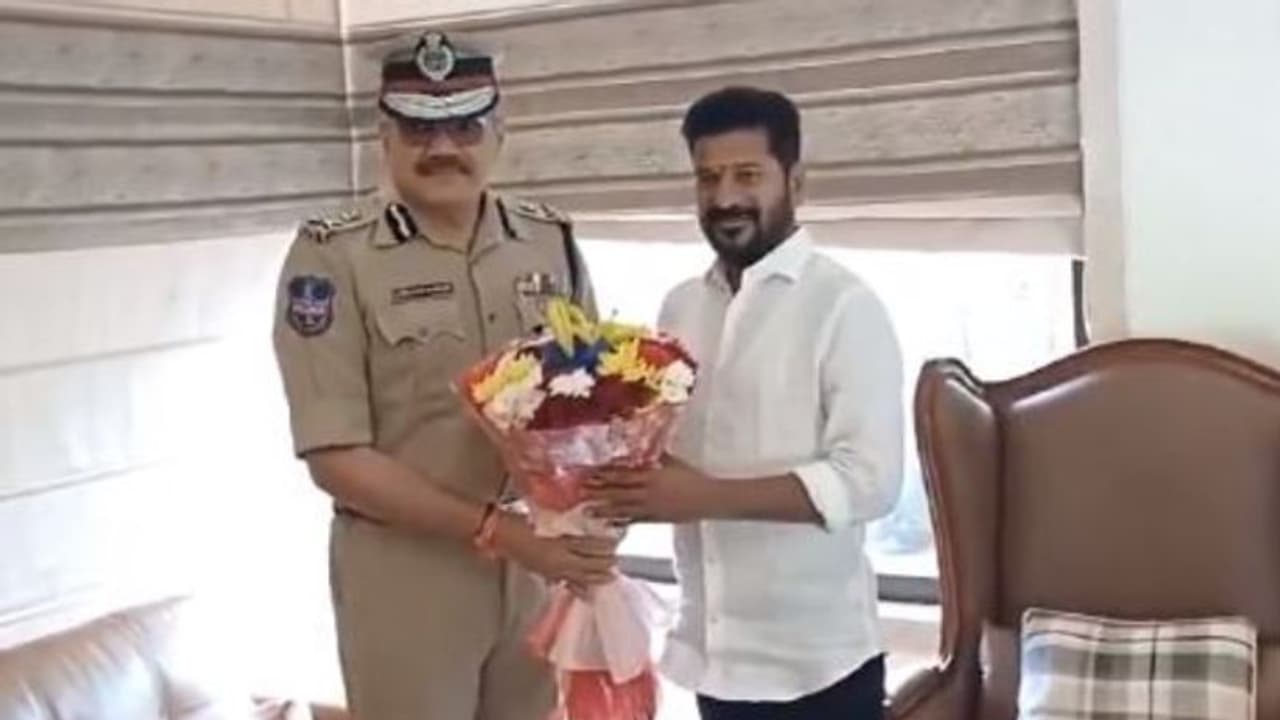 അനുമുലയെ പൂക്കളുമായി ചെന്നുകണ്ടു, തെലങ്കാന ഡിജിപിയെ സസ്പെന്‍ഡ് ചെയ്ത് തെരഞ്ഞെടുപ്പ് കമ്മീഷന്‍ 