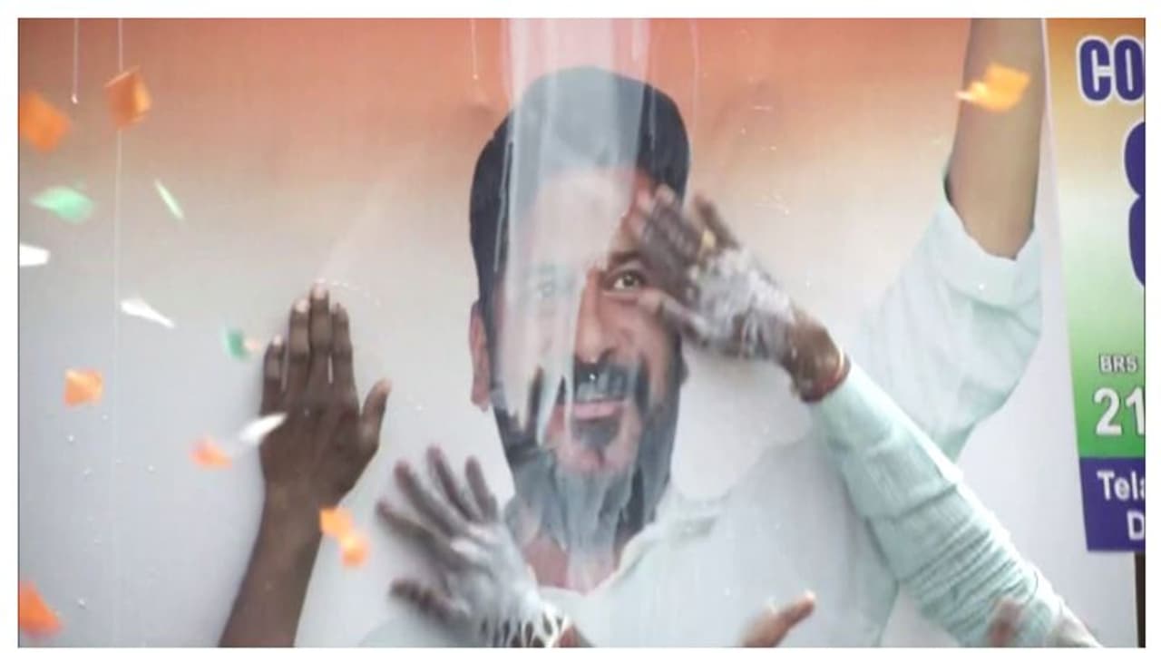 ഒരിക്കൽ തന്നെ ജയിലിലടച്ച കെസിആറിനെ തറപറ്റിച്ചു, മധുരപ്രതികാരം ഈ വിജയം; ആരാണ് യുവനേതാവ് രേവന്ത് റെഡ്ഢി? ഒരിക്കൽ തന്നെ ജയിലിലടച്ച കെസിആറിനെ തറപറ്റിച്ചു, മധുരപ്രതികാരം ഈ വിജയം; ആരാണ് യുവനേതാവ് രേവന്ത് റെഡ്ഢി?