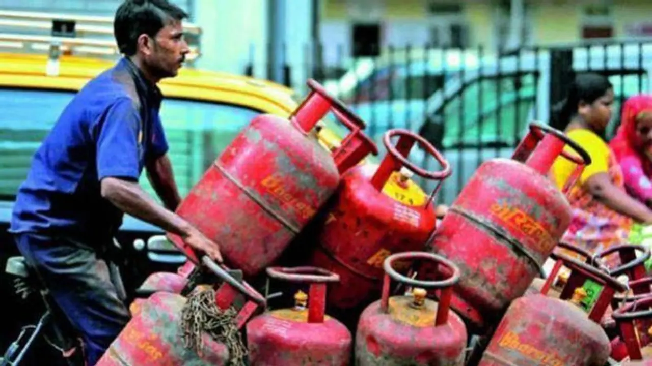 LPG Cylinder Prices : గుడ్న్యూస్.. అకౌంట్లో డబ్బులు పడుతున్నాయి ! LPG Cylinder Prices : గుడ్న్యూస్.. అకౌంట్లో డబ్బులు పడుతున్నాయి !