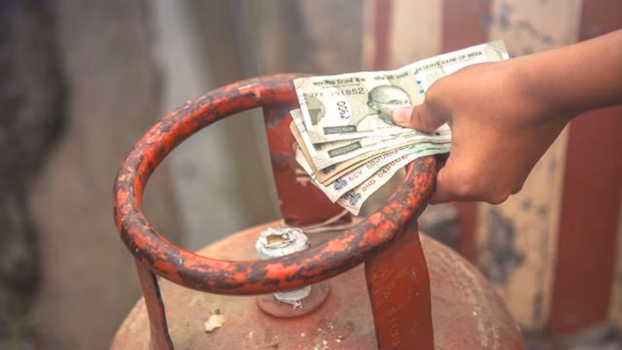 காலையிலேயே குட் நியூஸ்..!!! குறைந்தது சமையல் எரிவாயு விலை..? எவ்வளவு தெரியுமா.?