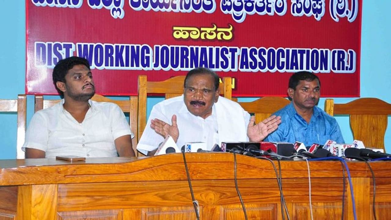 ಮಂತ್ರಿ ಮಾಡ್ತೀನಿ ಅಂತ ಸಿದ್ದು, ಡಿಕೆಶಿ ಹೇಳಿದ್ದಾರೆ: ಶಿವಲಿಂಗೇಗೌಡ ಮಂತ್ರಿ ಮಾಡ್ತೀನಿ ಅಂತ ಸಿದ್ದು, ಡಿಕೆಶಿ ಹೇಳಿದ್ದಾರೆ: ಶಿವಲಿಂಗೇಗೌಡ