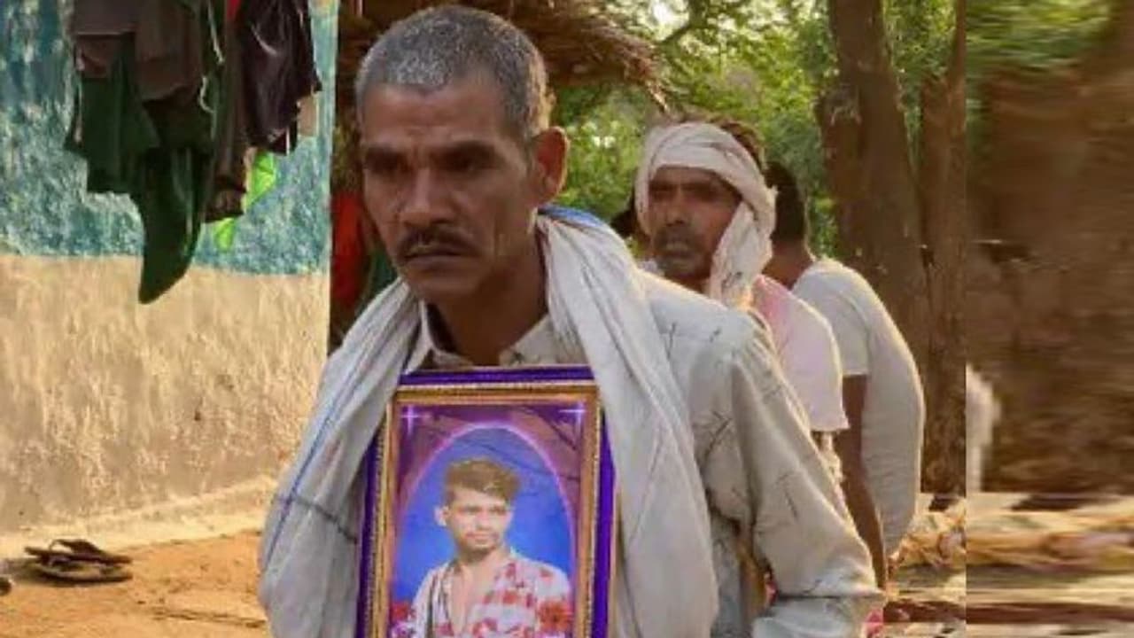 ಪುತ್ರನ ಸಾವಿನ ನ್ಯಾಯಕ್ಕಾಗಿ ಹೋರಾಡಿದ ಕೂಲಿ ಕಾರ್ಮಿಕ ಈಗ ಬಿಜೆಪಿ ಶಾಸಕ! ಪುತ್ರನ ಸಾವಿನ ನ್ಯಾಯಕ್ಕಾಗಿ ಹೋರಾಡಿದ ಕೂಲಿ ಕಾರ್ಮಿಕ ಈಗ ಬಿಜೆಪಿ ಶಾಸಕ!