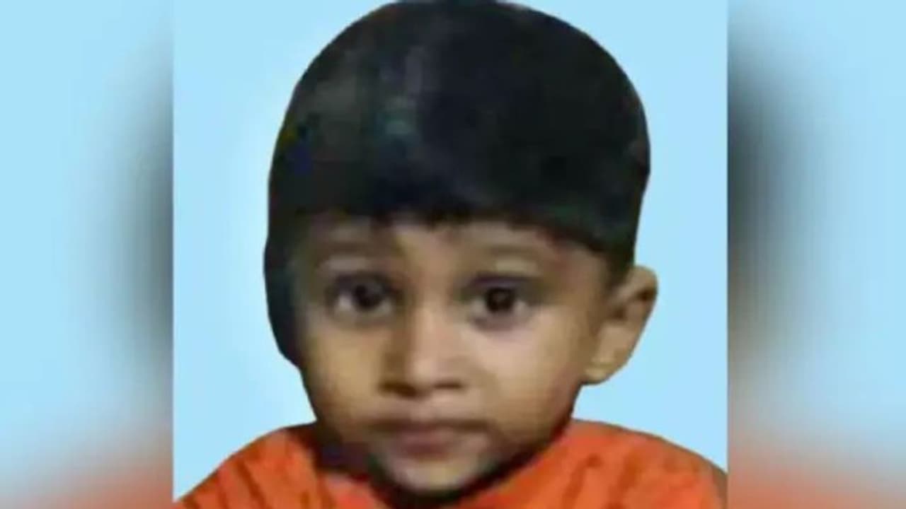 മലപ്പുറത്ത് വീട്ടുമുറ്റത്ത് കളിക്കുന്നതിനിടെ മൂന്നര വയസ്സുകാരൻ കുഴഞ്ഞുവീണു മരിച്ചു മലപ്പുറത്ത് വീട്ടുമുറ്റത്ത് കളിക്കുന്നതിനിടെ മൂന്നര വയസ്സുകാരൻ കുഴഞ്ഞുവീണു മരിച്ചു