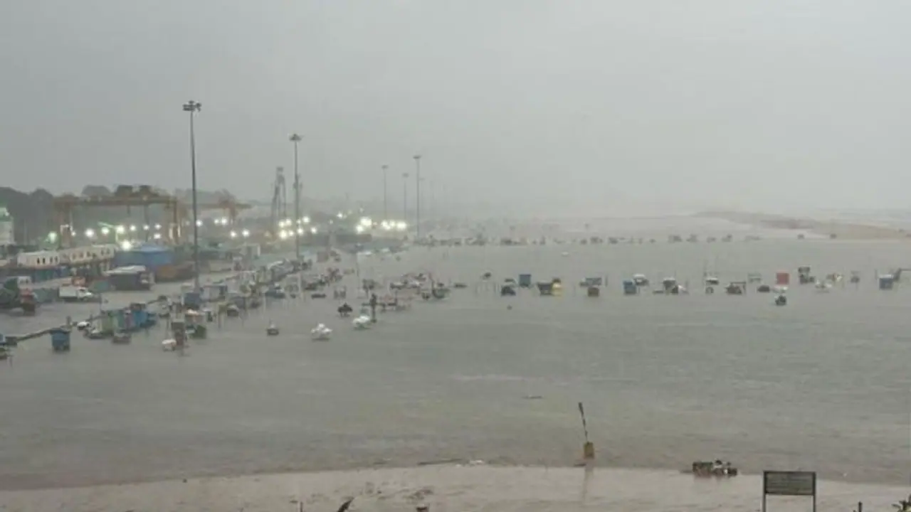 சூறாவளி காற்றோடு இரவு வரை கன மழை நீடிக்கும்.! சென்னை மக்களுக்கு ஷாக் கொடுத்த வானிலை ஆய்வு மையம் சூறாவளி காற்றோடு இரவு வரை கன மழை நீடிக்கும்.! சென்னை மக்களுக்கு ஷாக் கொடுத்த வானிலை ஆய்வு மையம்