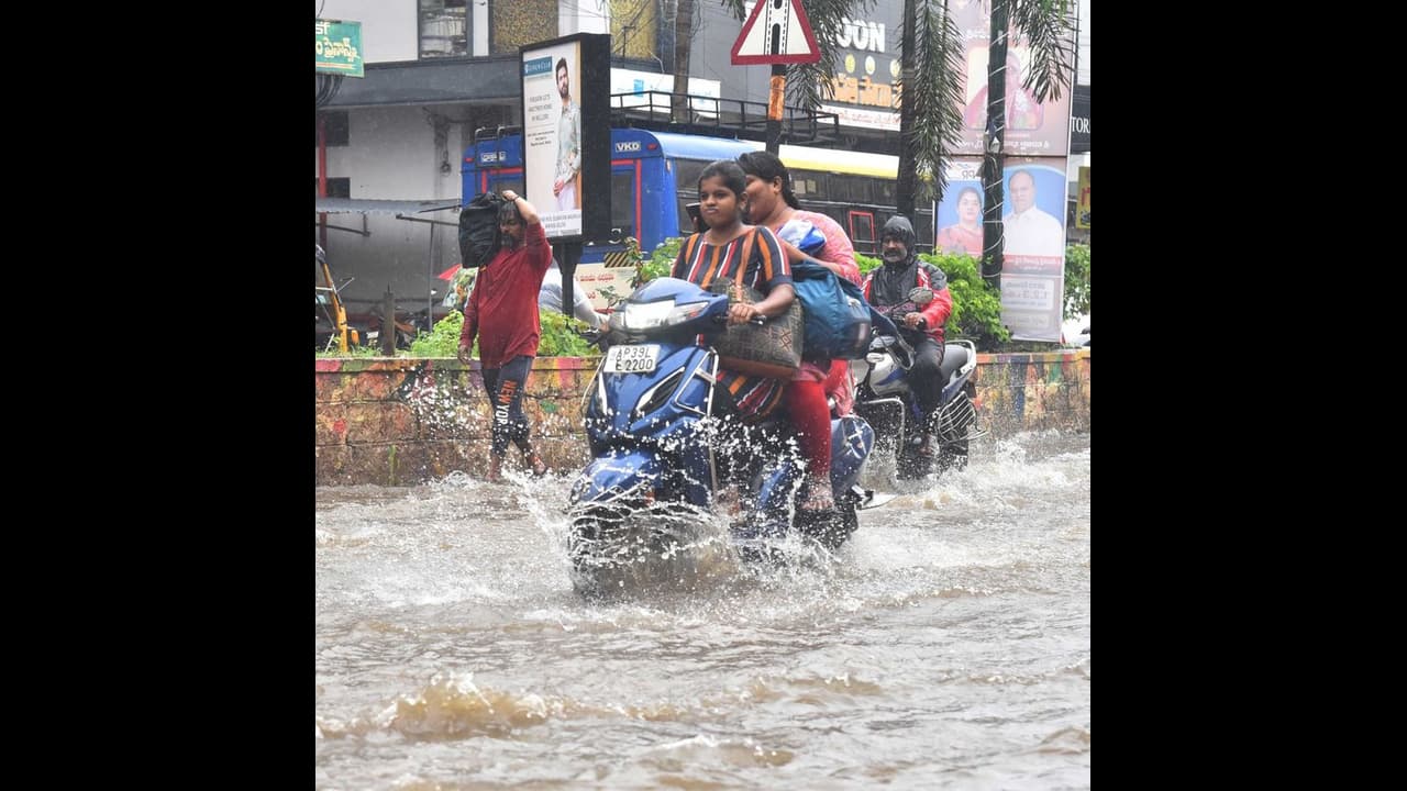 School Holidays: విద్యార్థులకు అలర్ట్.. ఆ జిల్లాల్లో పాఠశాలలకు నేడు సెలవు.. School Holidays: విద్యార్థులకు అలర్ట్.. ఆ జిల్లాల్లో పాఠశాలలకు నేడు సెలవు..