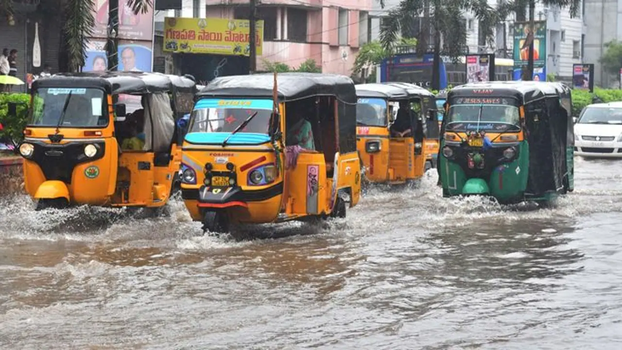Cyclone Michaung intensifies; orange alert for Chennai, red for Tiruvallur district for next 24 hours Cyclone Michaung intensifies; orange alert for Chennai, red for Tiruvallur district for next 24 hours