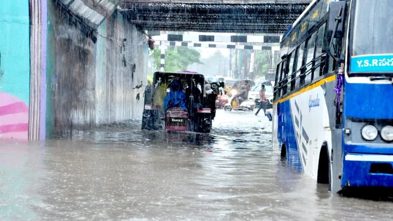 Cyclone Michaung alert: Odisha to close all schools on December 6, railway precautions taken Cyclone Michaung alert: Odisha to close all schools on December 6, railway precautions taken