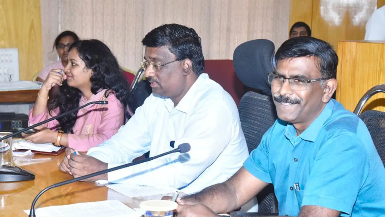 ಮತದಾನದ ಹಕ್ಕು ಎಲ್ಲರಿಗೂ ದೊರೆಯಬೇಕು ಮತದಾನದ ಹಕ್ಕು ಎಲ್ಲರಿಗೂ ದೊರೆಯಬೇಕು