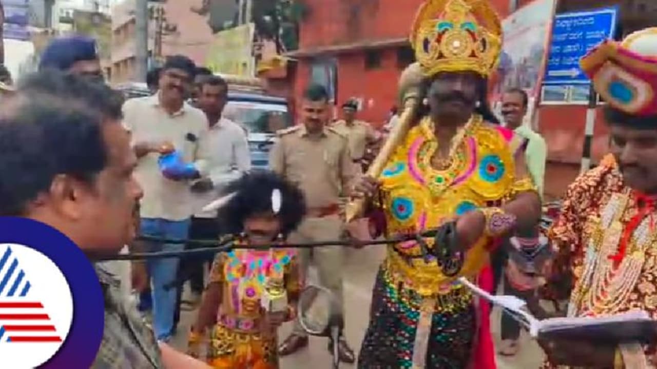 ರಾಣೆಬೆನ್ನೂರಲ್ಲಿ ಯಮಧರ್ಮ, ಚಿತ್ರಗುಪ್ತ ಪ್ರತ್ಯಕ್ಷ; ಹೆಲ್ಮೆಟ್ ಇಲ್ಲದ ಬೈಕ್ ಸವಾರರ ಕೊರಳಿಗೆ ಯಮಪಾಶ ಹಾಕಿ ಎಚ್ಚರಿಕೆ! ರಾಣೆಬೆನ್ನೂರಲ್ಲಿ ಯಮಧರ್ಮ, ಚಿತ್ರಗುಪ್ತ ಪ್ರತ್ಯಕ್ಷ; ಹೆಲ್ಮೆಟ್ ಇಲ್ಲದ ಬೈಕ್ ಸವಾರರ ಕೊರಳಿಗೆ ಯಮಪಾಶ ಹಾಕಿ ಎಚ್ಚರಿಕೆ!