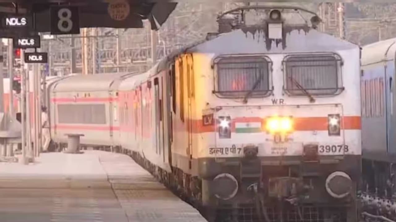 சென்னையில் தொடர் மழை எதிரொலி.. சென்ட்ரல் ரயில் நிலையம்.. 11 ரயில்கள் ரத்து முழு பட்டியல் இதோ! சென்னையில் தொடர் மழை எதிரொலி.. சென்ட்ரல் ரயில் நிலையம்.. 11 ரயில்கள் ரத்து முழு பட்டியல் இதோ!