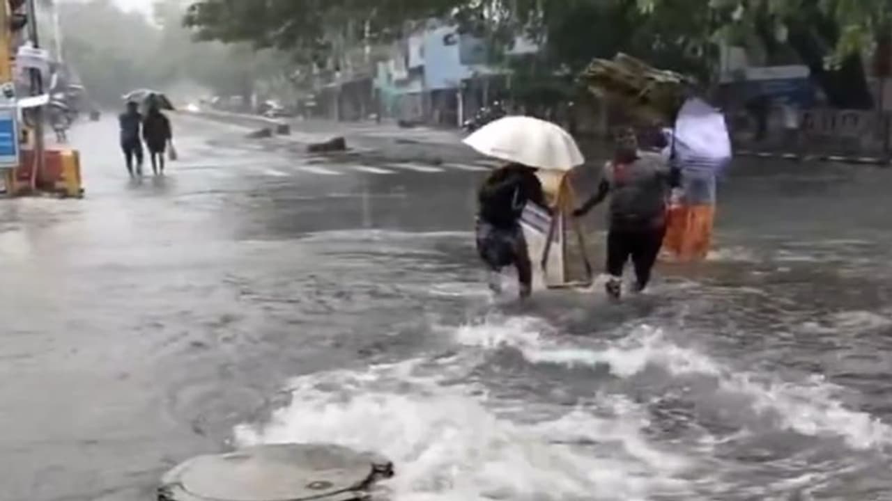சென்னையில் 47 ஆண்டுகளில் வரலாறு காணாத மழை: களத்தில் இறங்கும் திமுக ஐடி விங்! சென்னையில் 47 ஆண்டுகளில் வரலாறு காணாத மழை: களத்தில் இறங்கும் திமுக ஐடி விங்!