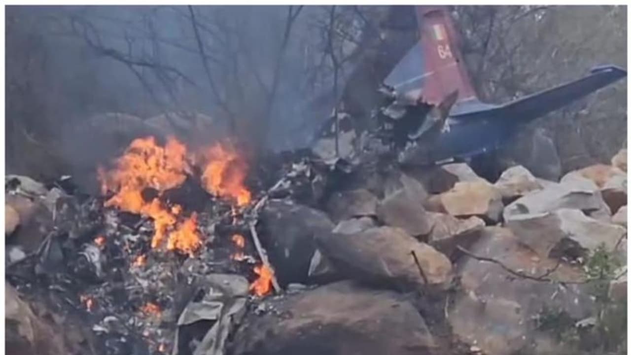 വ്യോമസേനാ വിമാനം പരിശീലന പറക്കലിനിടെ തകര്‍ന്നു വീണു; രണ്ട് പൈലറ്റുമാര്‍ മരിച്ചു