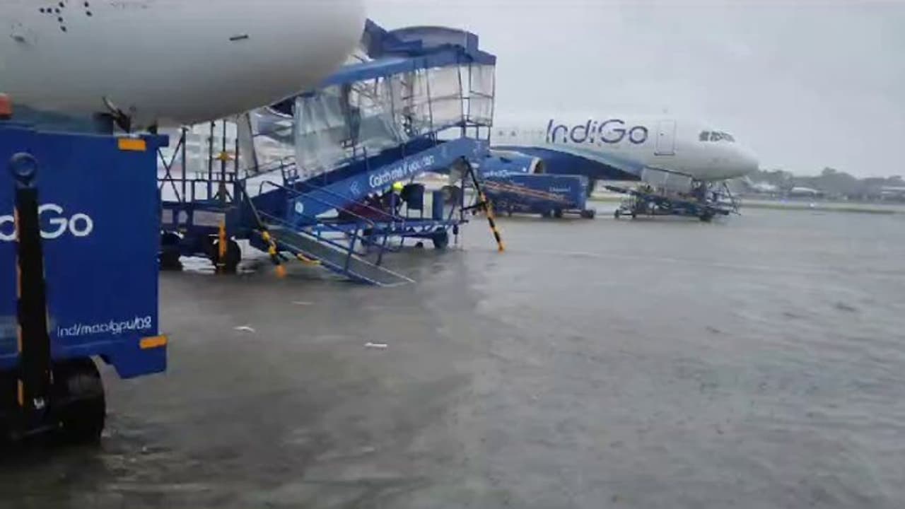Chennai rains: నీటమునిగిన చెన్నై ఎయిర్ పోర్ట్.. Chennai rains: నీటమునిగిన చెన్నై ఎయిర్ పోర్ట్..