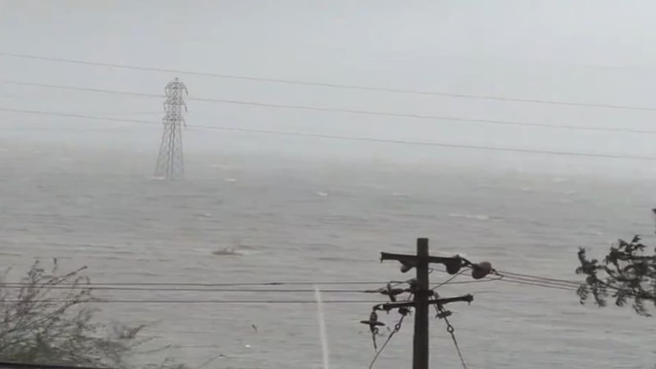 Cyclone Michaung:బాపట్ల వద్ద తీరాన్ని తాకిన మిచౌంగ్ తుఫాన్, 20 అడుగులు ముందుకొచ్చిన సముద్రం