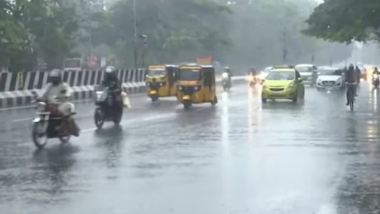 தொடரும் கனமழை.. சென்னை உள்பட 4 மாவட்டங்களுக்கு நாளையும் பொது விடுமுறை அரசு வெளியிட்ட அறிவிப்பு! தொடரும் கனமழை.. சென்னை உள்பட 4 மாவட்டங்களுக்கு நாளையும் பொது விடுமுறை அரசு வெளியிட்ட அறிவிப்பு!