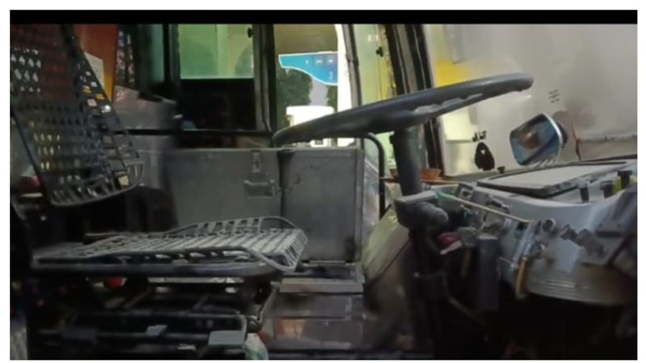 ഗുരുവായൂരിൽ ശബരിമല തീർത്ഥാടകരുടെ ബസ്സിന് തീപിടിച്ചു; ബസ്സിൽ 50 പേർ, വൻദുരന്തം ഒഴിവായത് തലനാരിഴയ്ക്ക് ഗുരുവായൂരിൽ ശബരിമല തീർത്ഥാടകരുടെ ബസ്സിന് തീപിടിച്ചു; ബസ്സിൽ 50 പേർ, വൻദുരന്തം ഒഴിവായത് തലനാരിഴയ്ക്ക്