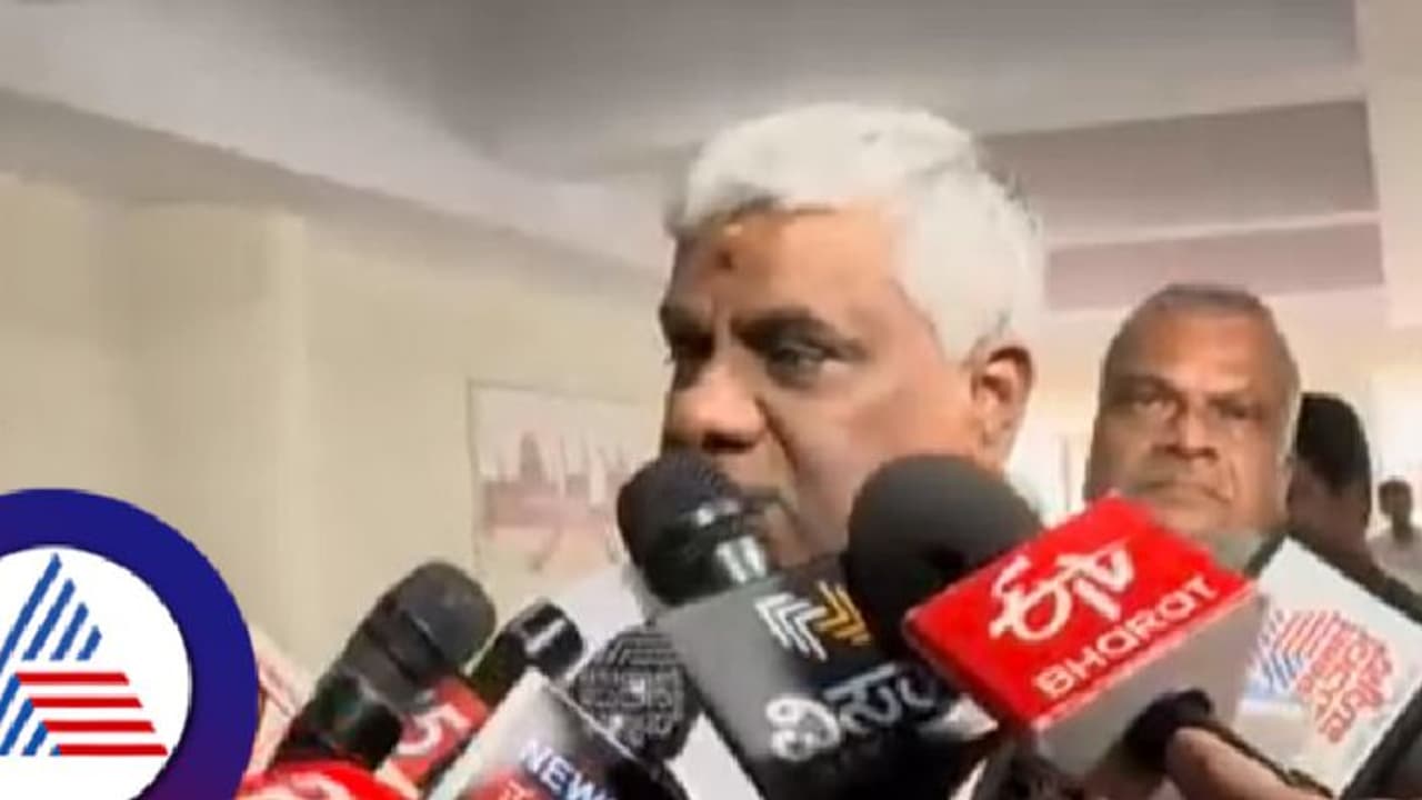 ನಮ್ಮ ಕುಟುಂಬ ಯಾರಿಗೂ ನೋವುಂಟು ಮಾಡಲ್ಲ: ಭವಾನಿ ಕಾರು ಅಪಘಾತ ಪ್ರಕರಣಕ್ಕೆ ಕ್ಷಮೆ ಕೇಳಿದ ಎಚ್ಡಿ ರೇವಣ್ಣ ನಮ್ಮ ಕುಟುಂಬ ಯಾರಿಗೂ ನೋವುಂಟು ಮಾಡಲ್ಲ: ಭವಾನಿ ಕಾರು ಅಪಘಾತ ಪ್ರಕರಣಕ್ಕೆ ಕ್ಷಮೆ ಕೇಳಿದ ಎಚ್ಡಿ ರೇವಣ್ಣ