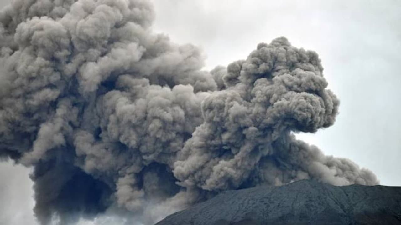 മൂന്ന് കിലോമീറ്റർ ഉയരത്തിൽ ചാരവും പുകയും, അ​ഗ്നിപർവ്വത സ്ഫോടനത്തിൽ മരിച്ചത് 11 പേർ