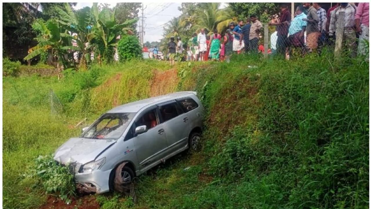 ശബരിമല തീർത്ഥാടകർ സഞ്ചരിച്ചിരുന്ന കാർ ഇടിച്ചു; ഇരുചക്ര വാഹന യാത്രികന് ദാരുണാന്ത്യം ശബരിമല തീർത്ഥാടകർ സഞ്ചരിച്ചിരുന്ന കാർ ഇടിച്ചു; ഇരുചക്ര വാഹന യാത്രികന് ദാരുണാന്ത്യം