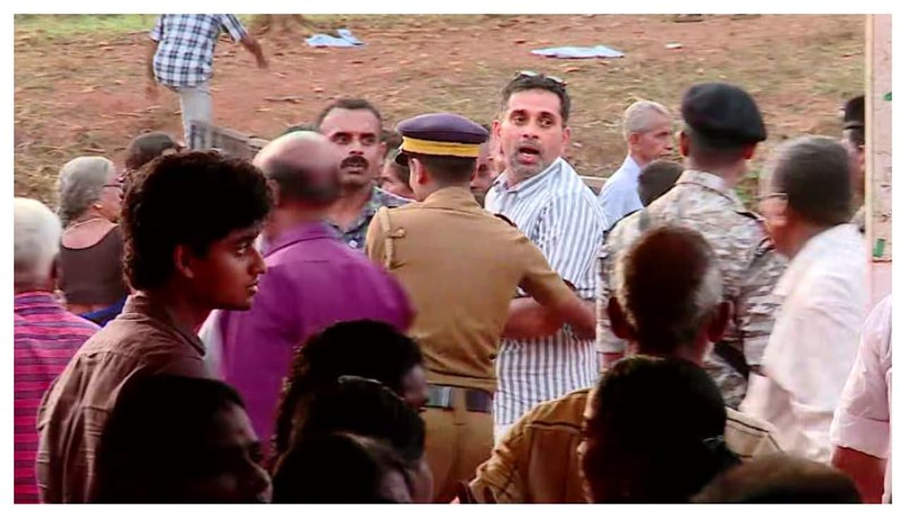 നേരത്തെ പരാതി നൽകിയിട്ടും പരിഹരിച്ചില്ല, നവകേരള സദസിനിടെ സ്റ്റേജിലേക്ക് ഓടിക്കയറാൻ യുവാവിൻ്റെ ശ്രമം; അറസ്റ്റ് നേരത്തെ പരാതി നൽകിയിട്ടും പരിഹരിച്ചില്ല, നവകേരള സദസിനിടെ സ്റ്റേജിലേക്ക് ഓടിക്കയറാൻ യുവാവിൻ്റെ ശ്രമം; അറസ്റ്റ്