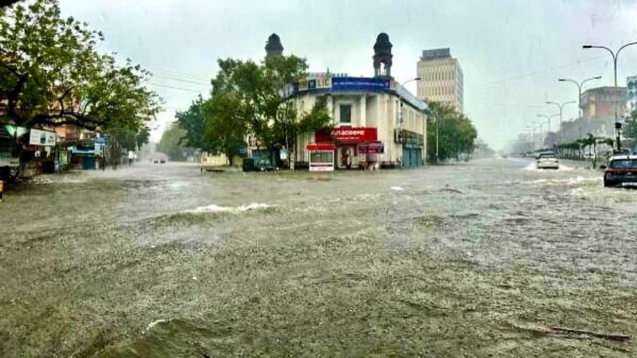 Cyclone Michaung : చెన్నైలో దంచికొడుతున్న వానలు.. అర్థరాత్రి వరకూ ఇదే పరిస్థితి.. Cyclone Michaung : చెన్నైలో దంచికొడుతున్న వానలు.. అర్థరాత్రి వరకూ ఇదే పరిస్థితి..