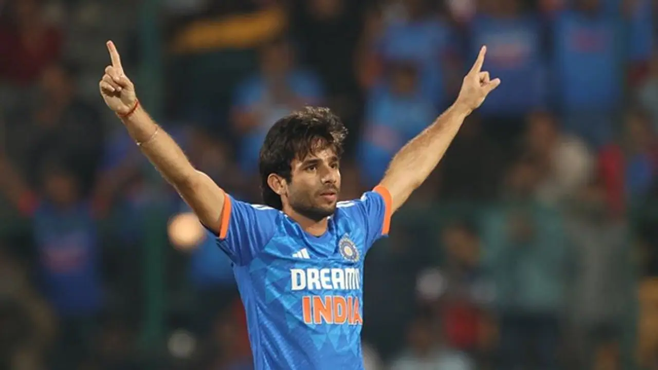 റാഷിദ് ഖാന് എന്ന വന്മരം വീണു; ട്വന്റി 20യില് പുതിയ നമ്പര് 1 ബൗളര്, ഉദിച്ചുയര്ന്ന് രവി ബിഷ്ണോയി റാഷിദ് ഖാന് എന്ന വന്മരം വീണു; ട്വന്റി 20യില് പുതിയ നമ്പര് 1 ബൗളര്, ഉദിച്ചുയര്ന്ന് രവി ബിഷ്ണോയി