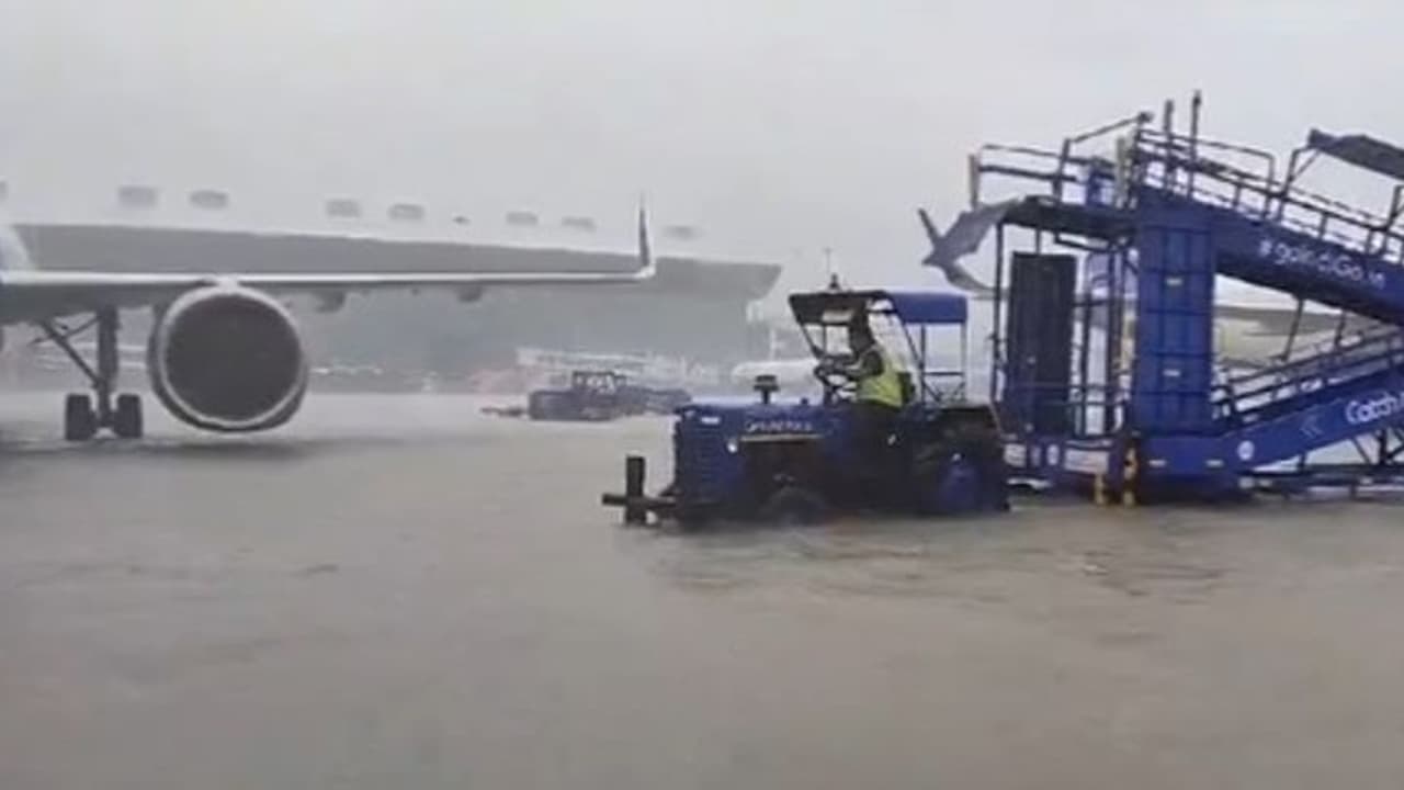 சென்னை விமான நிலையம் மீண்டும் செயல்படத் தொடங்கியது! சென்னை விமான நிலையம் மீண்டும் செயல்படத் தொடங்கியது!