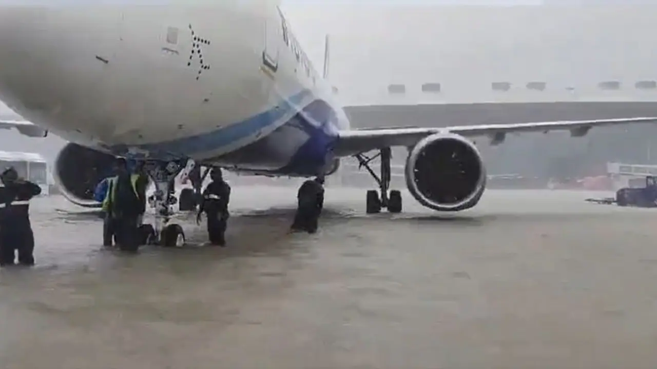 தொழில்நுட்ப கோளாறு; சென்னையில் இருந்து 5 மணி நேரம் தாமதமாக சிங்கப்பூர் புறப்பட்ட விமானம் பயணிகள் அவதி