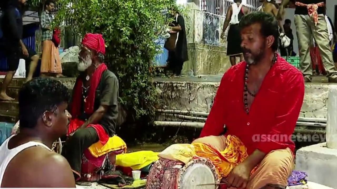 'അയ്യന്റെ പാദം മുതല് ശിരസുവരെ സര്വദോഷവും മാറാൻ ശിവഭഗവാൻ ഹൃദയംതൊട്ടുപാടും', മാളികപ്പുറത്തെ പറകൊട്ടിപ്പാട്ട് 'അയ്യന്റെ പാദം മുതല് ശിരസുവരെ സര്വദോഷവും മാറാൻ ശിവഭഗവാൻ ഹൃദയംതൊട്ടുപാടും', മാളികപ്പുറത്തെ പറകൊട്ടിപ്പാട്ട്