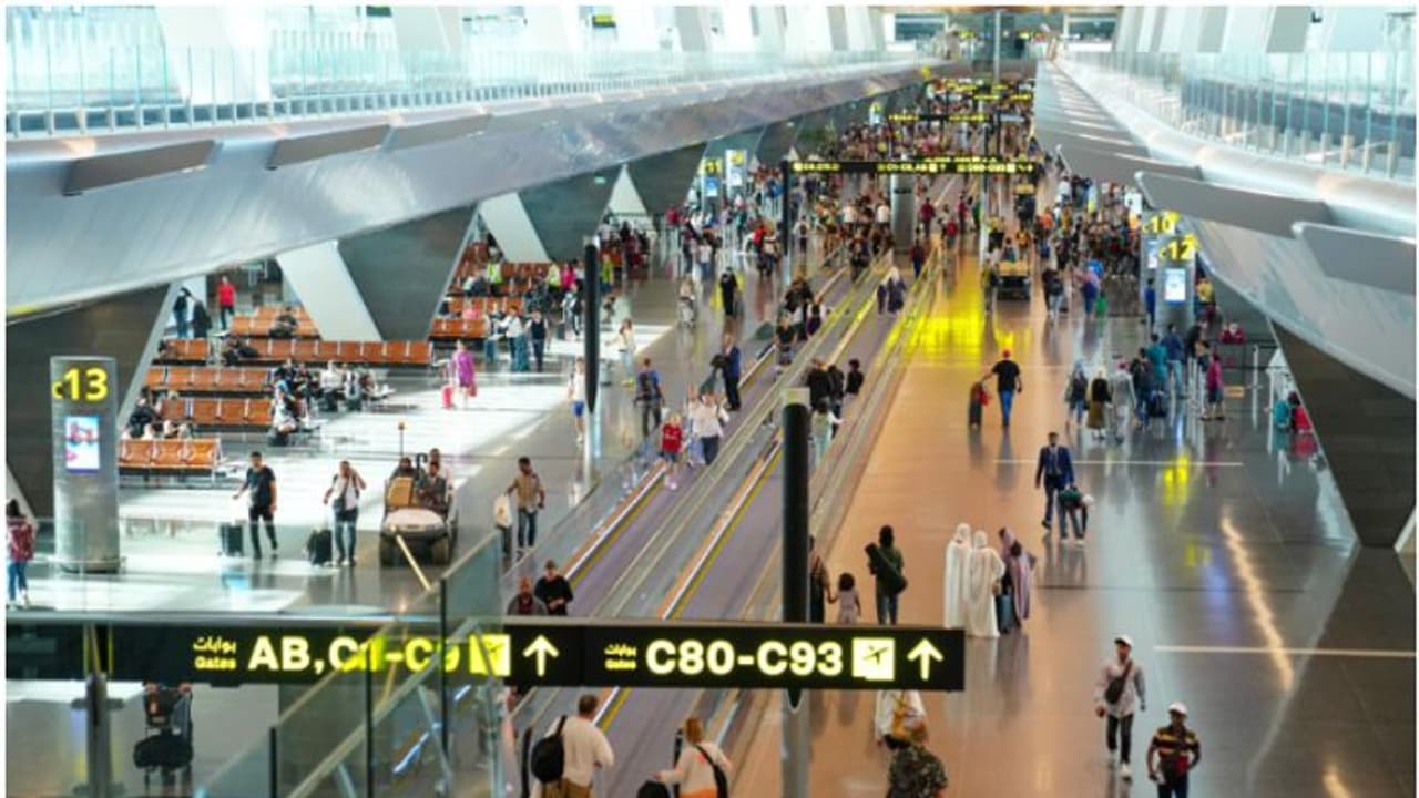 യാത്രക്കാരുടെ ശ്രദ്ധക്ക്; താമസ, സന്ദര്ശക വിസാ നടപടികള് ലളിതമാക്കി, പുതിയ നിബന്ധനകള് ഇങ്ങനെ യാത്രക്കാരുടെ ശ്രദ്ധക്ക്; താമസ, സന്ദര്ശക വിസാ നടപടികള് ലളിതമാക്കി, പുതിയ നിബന്ധനകള് ഇങ്ങനെ