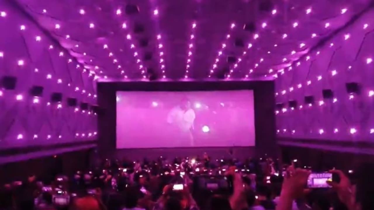 ചെന്നൈ പ്രളയം വകവെക്കാതെ വിജയ് ആരാധകര്‍, 'കത്തി'യുടെ റീ റിലീസ് ഷോ ഹൗസ്‍ഫുള്‍; വിമര്‍ശനം