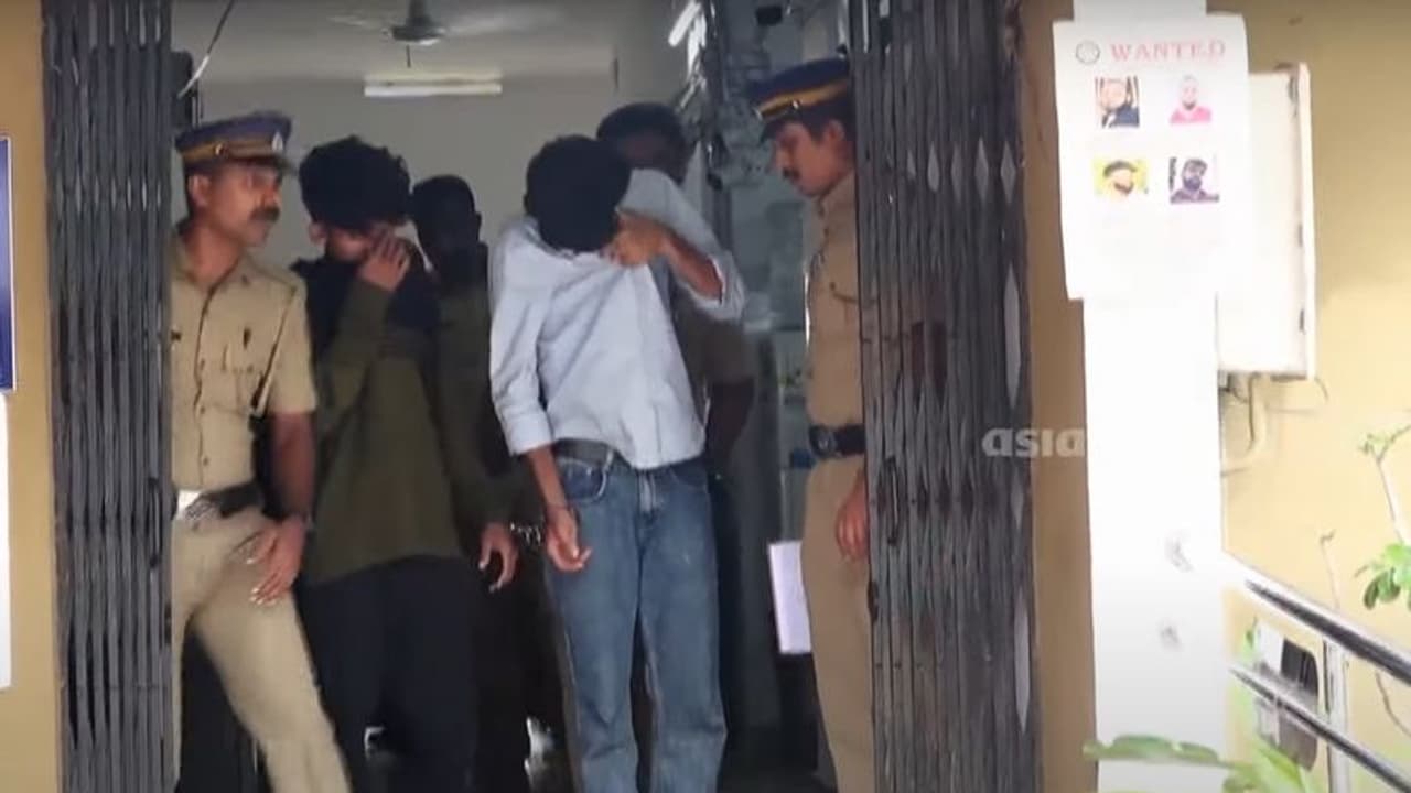 കല്യാണം കൂടാൻ വന്നവരെ നിർബന്ധിച്ച് കൂട്ടി, തുരുമ്പെടുത്ത ഭണ്ഡാരം കണ്ടപ്പോൾ പ്ലാനിംഗ്; ഇനി അഴിയെണ്ണം എടുക്കാം! കല്യാണം കൂടാൻ വന്നവരെ നിർബന്ധിച്ച് കൂട്ടി, തുരുമ്പെടുത്ത ഭണ്ഡാരം കണ്ടപ്പോൾ പ്ലാനിംഗ്; ഇനി അഴിയെണ്ണം എടുക്കാം!