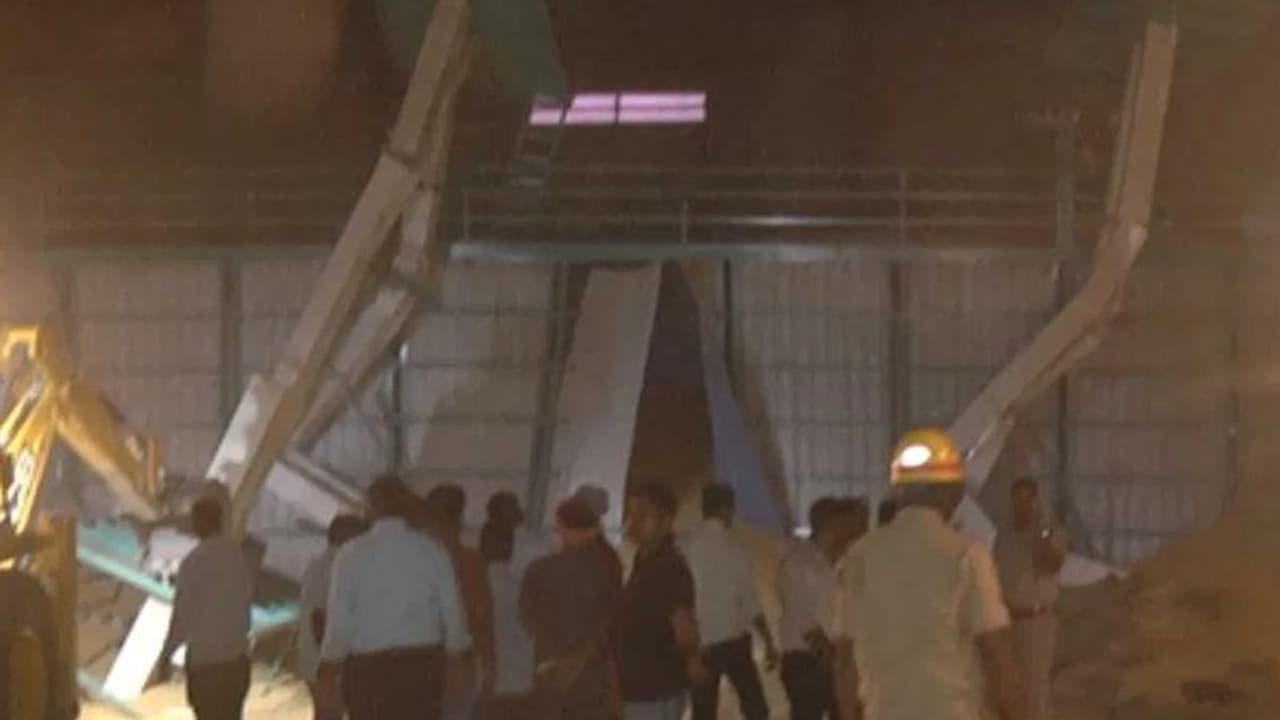 200 ಟನ್‌ ಮೆಕ್ಕೆಜೋಳದ ರಾಶಿ ಅಡಿ ಸಿಲುಕಿದ 10 ಕಾರ್ಮಿಕರು: ಆಮ್ಲಜನಕ ಪೂರೈಕೆ, ರಕ್ಷಣೆ ಮಾಡಲು ಸಾಹಸ!