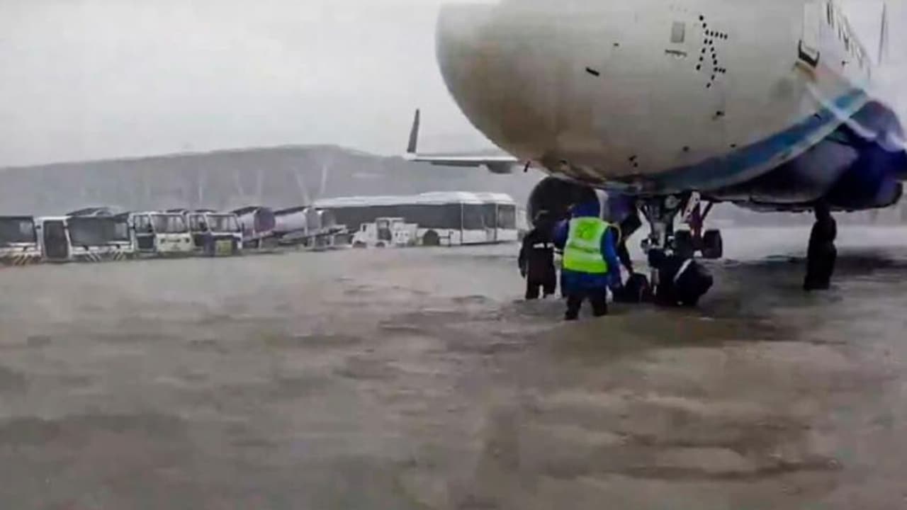 சென்னையில் தொடர் மழை.. தேங்கி நிற்கும் தண்ணீர் இன்று காலை 9 மணி வரை விமானநிலையம் மூடல் புதிய அப்டேட்! சென்னையில் தொடர் மழை.. தேங்கி நிற்கும் தண்ணீர் இன்று காலை 9 மணி வரை விமானநிலையம் மூடல் புதிய அப்டேட்!