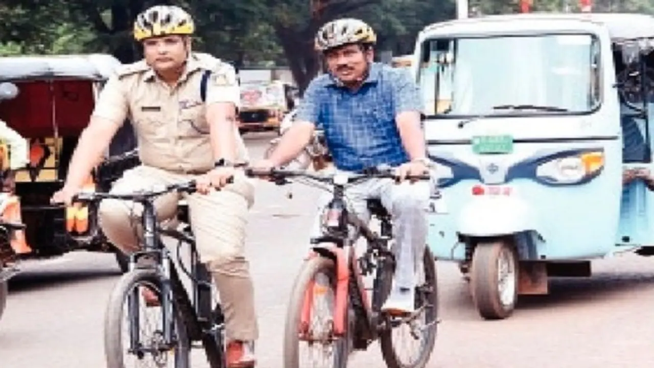 ಸೈಕಲ್ ಏರಿ ಜಾಗೃತಿ ಮೂಡಿಸಿದ ಬೀದರ್ ಡಿಸಿ, ಎಸ್ಪಿ..! ಸೈಕಲ್ ಏರಿ ಜಾಗೃತಿ ಮೂಡಿಸಿದ ಬೀದರ್ ಡಿಸಿ, ಎಸ್ಪಿ..!