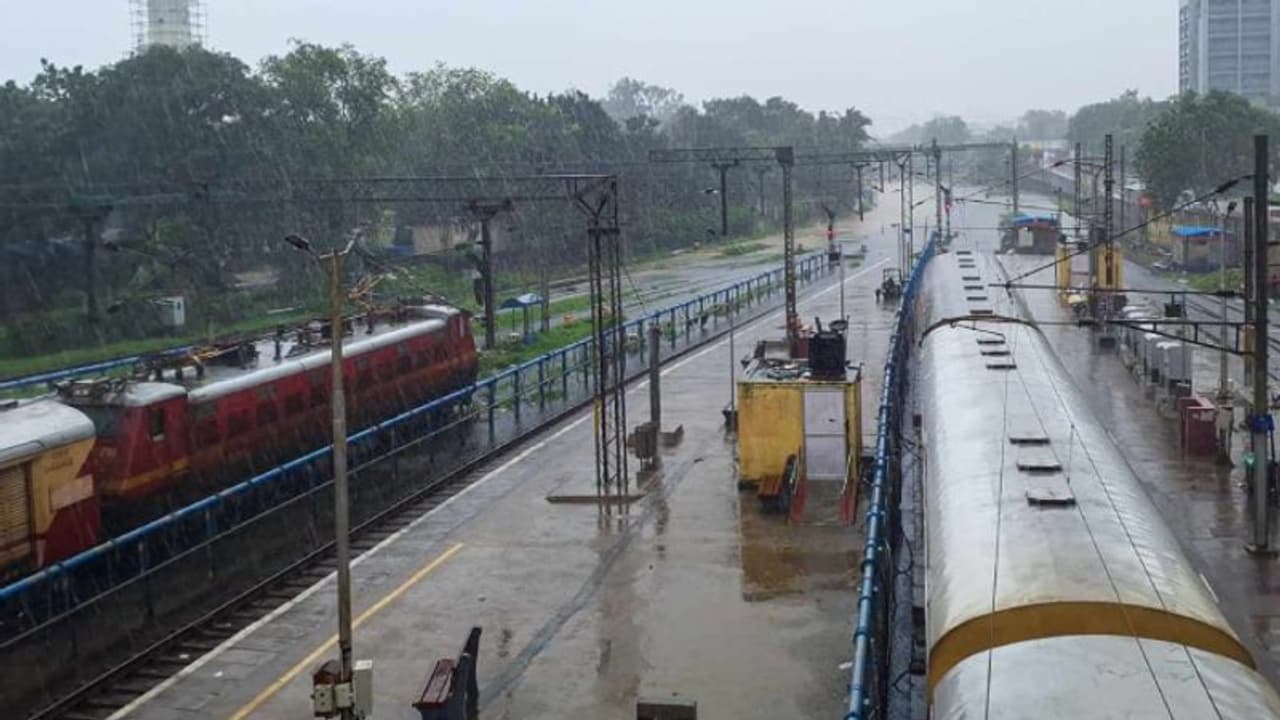தென் மாவட்டங்களில் தொடர்மழை காரணமாக ரயில் சேவைகள் ரத்து தென் மாவட்டங்களில் தொடர்மழை காரணமாக ரயில் சேவைகள் ரத்து