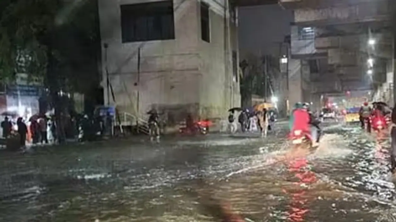 Chennai Floods : 4 அடி உயரத்திற்கு மழை நீர்.. கோயம்பேடு வடபழனி இடையே போக்குவரத்து தடை..! Chennai Floods : 4 அடி உயரத்திற்கு மழை நீர்.. கோயம்பேடு வடபழனி இடையே போக்குவரத்து தடை..!