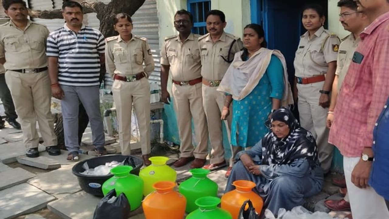 ರಾಯಚೂರಿನ ಗಲ್ಲಿ ಗಲ್ಲಿಯಲ್ಲಿ ವಿಷಪೂರಿತ ಸೇಂದಿ ಮಾರಾಟ: ಚಿಕ್ಕ ಮಕ್ಕಳು, ಮಹಿಳೆಯರೇ ಹೆಚ್ಚಾಗಿ ಭಾಗಿ..! ರಾಯಚೂರಿನ ಗಲ್ಲಿ ಗಲ್ಲಿಯಲ್ಲಿ ವಿಷಪೂರಿತ ಸೇಂದಿ ಮಾರಾಟ: ಚಿಕ್ಕ ಮಕ್ಕಳು, ಮಹಿಳೆಯರೇ ಹೆಚ್ಚಾಗಿ ಭಾಗಿ..!