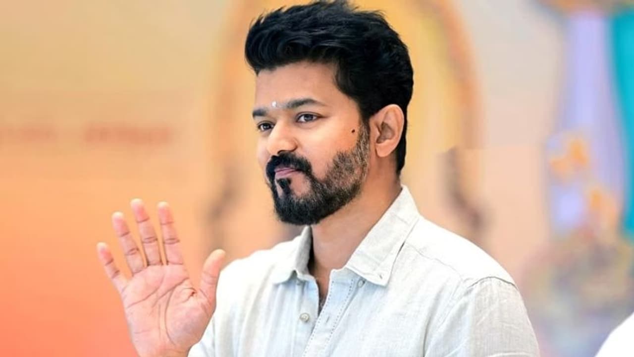 'പരാജയത്തിന്റെ പടുകുഴിയില് നിന്നും കൈപിടിച്ചുയര്ത്തിയ വ്യക്തിയെ തിരിഞ്ഞു നോക്കാതെ വിജയ്': തമിഴകത്ത് രോഷം.! 'പരാജയത്തിന്റെ പടുകുഴിയില് നിന്നും കൈപിടിച്ചുയര്ത്തിയ വ്യക്തിയെ തിരിഞ്ഞു നോക്കാതെ വിജയ്': തമിഴകത്ത് രോഷം.!