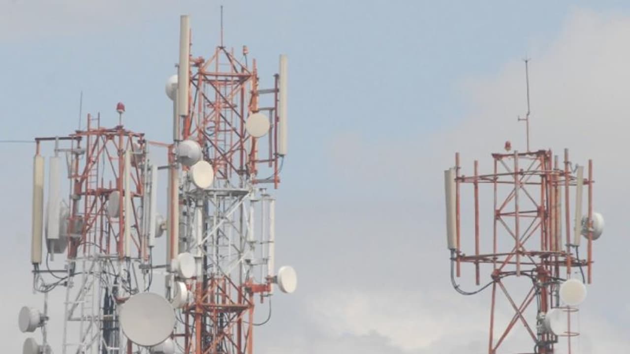 கனமழையால் ஏற்பட்ட பயங்கர சேதம்.. முடங்கிய செல் போன் சிக்னல் தவிக்கும் சென்னைவாசிகள்! கனமழையால் ஏற்பட்ட பயங்கர சேதம்.. முடங்கிய செல் போன் சிக்னல் தவிக்கும் சென்னைவாசிகள்!