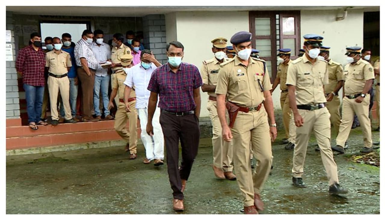 'നിരക്ഷരരായ കർഷകരെ പറ്റിക്കാൻ അഗസ്റ്റിൻ സഹോദരങ്ങളുടെ വൻ ഗൂഢാലോചന'; മുട്ടിൽ മരംമുറി കുറ്റപത്രത്തിൽ കർഷകരില്ല