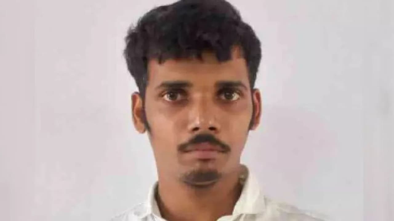 ഐഡി കാർഡ് സ്വയമുണ്ടാക്കി, ജോറായി ടിക്കറ്റ് പരിശോധന, ഷൊർണൂർ നിലമ്പൂർ ട്രെയിനിൽ ടിടിഇ ചമഞ്ഞ യുവാവ് പിടിയിൽ ഐഡി കാർഡ് സ്വയമുണ്ടാക്കി, ജോറായി ടിക്കറ്റ് പരിശോധന, ഷൊർണൂർ നിലമ്പൂർ ട്രെയിനിൽ ടിടിഇ ചമഞ്ഞ യുവാവ് പിടിയിൽ