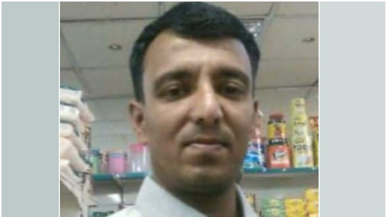 ഡെലിവറി വാഹനത്തിന് പിന്നിൽ സ്വദേശിയുടെ വാഹനമിടിച്ച് അപകടം; പരിക്കേറ്റ പ്രവാസി മലയാളി മരിച്ചു ഡെലിവറി വാഹനത്തിന് പിന്നിൽ സ്വദേശിയുടെ വാഹനമിടിച്ച് അപകടം; പരിക്കേറ്റ പ്രവാസി മലയാളി മരിച്ചു