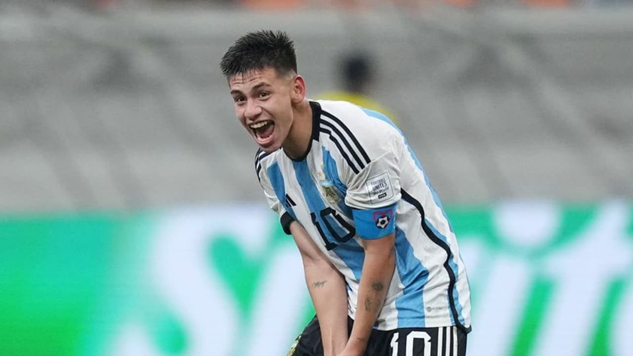 അർജന്റീനയുടെ അടുത്ത സൂപ്പർ താരത്തിനായി യൂറോപ്പിൽ പിടിവലി; റയലും സിറ്റിയും അടക്കം ഏഴ് ക്ലബ്ബുകള് രംഗത്ത് അർജന്റീനയുടെ അടുത്ത സൂപ്പർ താരത്തിനായി യൂറോപ്പിൽ പിടിവലി; റയലും സിറ്റിയും അടക്കം ഏഴ് ക്ലബ്ബുകള് രംഗത്ത്