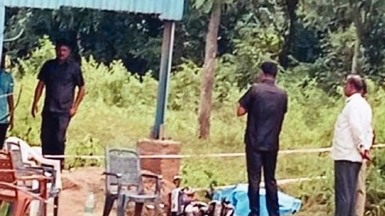 ರಾಮನಗರ: ಕನಕಪುರದಲ್ಲಿ ನಾಡಬಾಂಬ್ ಸ್ಫೋಟ, ವ್ಯಕ್ತಿಯ ಕೈ ಛಿದ್ರ ಛಿದ್ರ..!