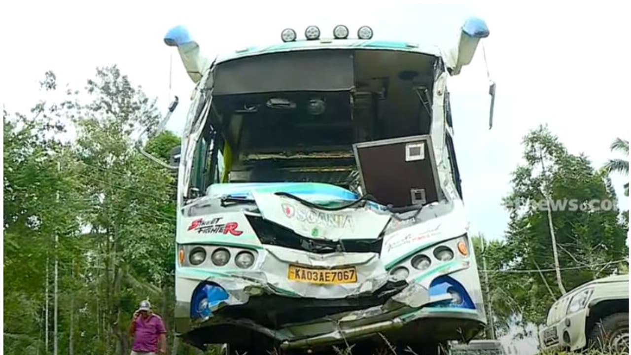 സുൽത്താൻബത്തേരിയിൽ ബസ്സിടിച്ച് പരിക്കേറ്റ കൊമ്പൻ അവശൻ, തകർന്ന ബസ് വനം വകുപ്പിന്‍റ കസ്റ്റഡിയിൽ